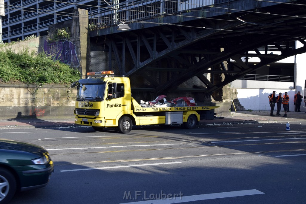 LKW blieb unter Bruecke haengen Koeln Deutz Opladenerstr Deutz Muelheimerstr P167.JPG - Miklos Laubert